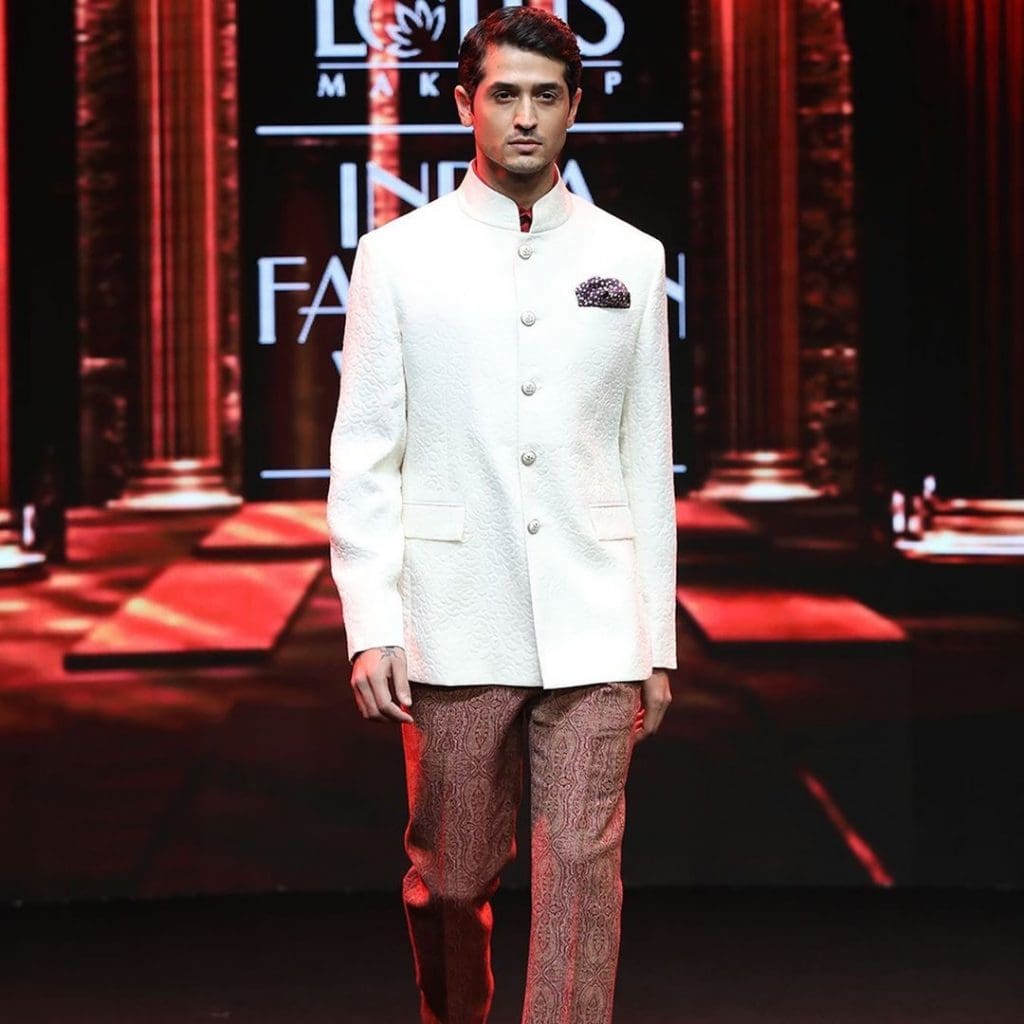 Ravi Bajaj 60/70s throwback makes it big at phygital India Fashion Week ...