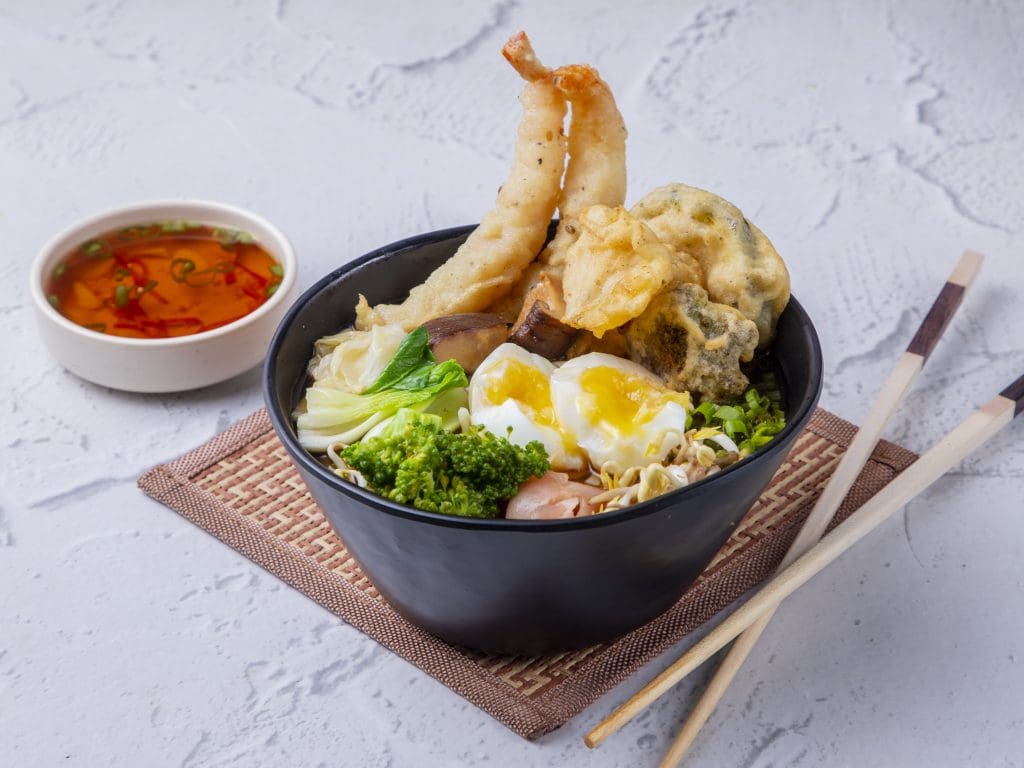 Prwan tempura ramen Más sobre la excelente cocina tailandesa y japonesa consulte el menú de invierno de Youkoso 2022