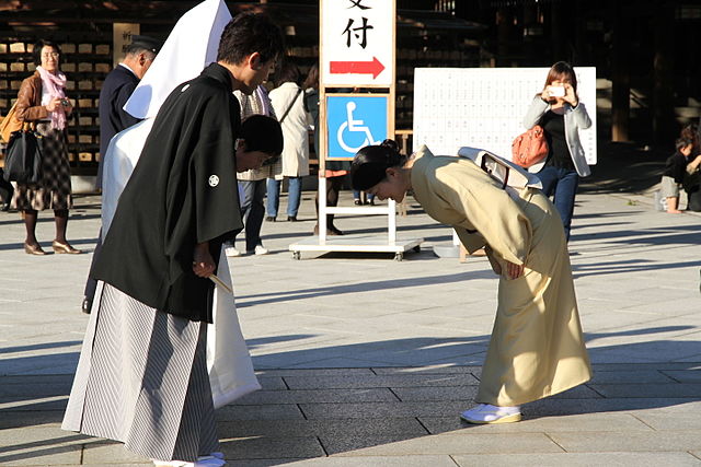 La forma tradicional de saludar en Tokio Imagen cortesía de Maya Anaïs Yataghène de París Francia vía Wikipedia Commons