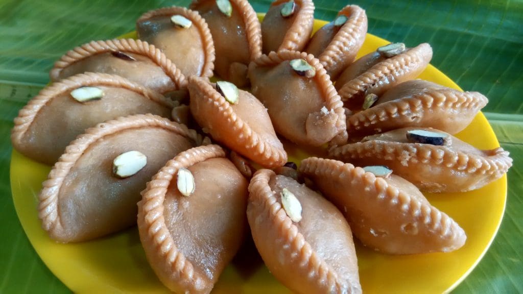 Bihari Food: Pedakiya 
Image Credit: Thamizhpparithi Maari, CC BY-SA 4.0 via Wikimedia Commons