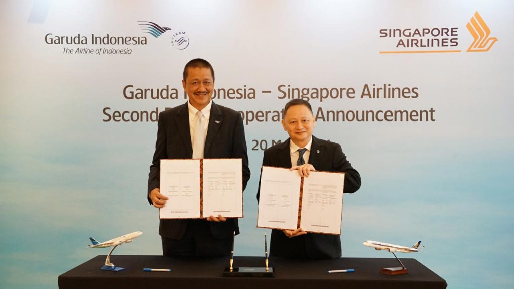 Garuda Indonesia Chief Executive Officer Mr Irfan Setiaputra (left) and Singapore Airlines Chief Executive Officer Mr Goh Choon Phong (right) at the signing of the commercial agreements in Jakarta, Indonesia, on 20 May 2024