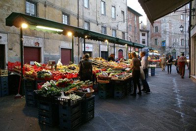 Italian organic food market / Evening market in Pisa Image credit Hellebardius via Flickr