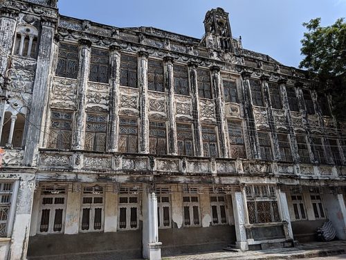 Havelis of Dawoodi Bohra community in Siddhpur town in Gujarat. Built in the 19th-20th centuries the Havelis had a European-influenced architecture. Image courtesy: Nizil Shah via Wikipedia Commons