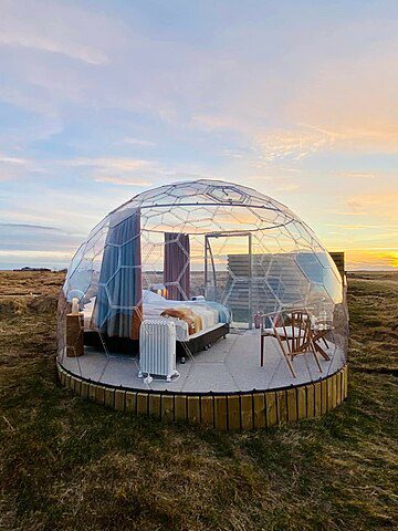 Glamping dome specially designed to watch the northern lights in Hella, Iceland. Image courtesy: Alidrunela12 via Wikipedia Commons