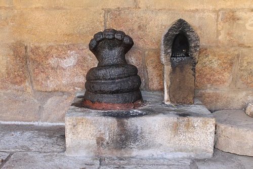 A beautiful Siva Temple Snake worship". Location: Visalur, Pudukottai district, Tamil Nadu, India. Image courtesy: Thamizhpparithi Maari via Wikipedia Commons