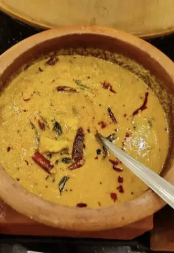 Food served in the traditional ‘chatti’ or clay uruli (Image courtesy Poonam Singh)