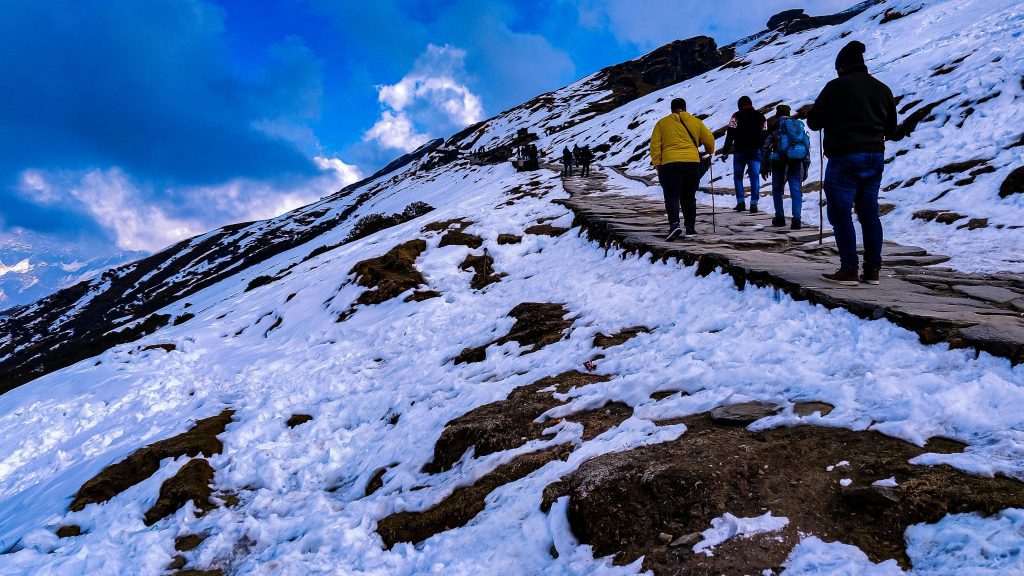 People trekking from Chopta to Tungnath