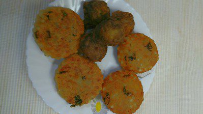 Sabudana i.e sago pearls is used along with potatoes to make these Fast-friendly delicacies in India. Sabudana Tikki Vada & Bonda Image courtesy Ravi Talwar via Flickr