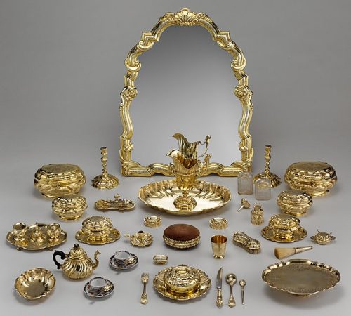 Gold-platted tableware (image source: Wikimedia commons)