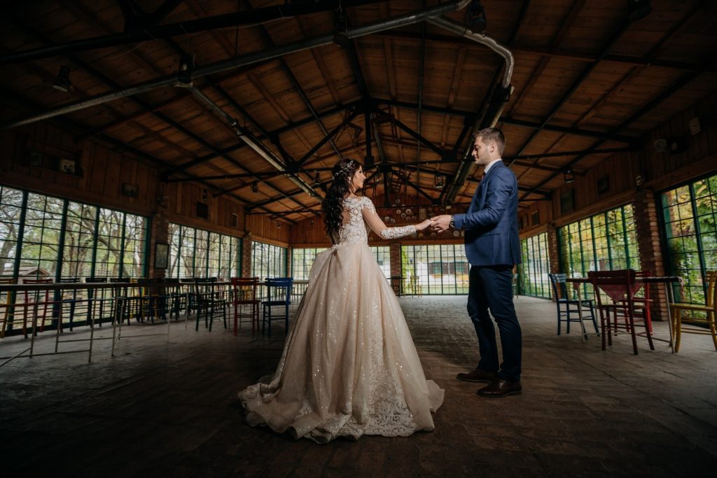 Couple at a warehouse ( Source: Pixnio )