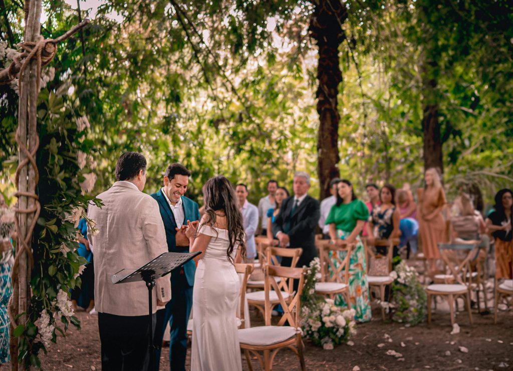 
Stunning unconventional wedding venues: wedding in the forest ( source: Pexels )