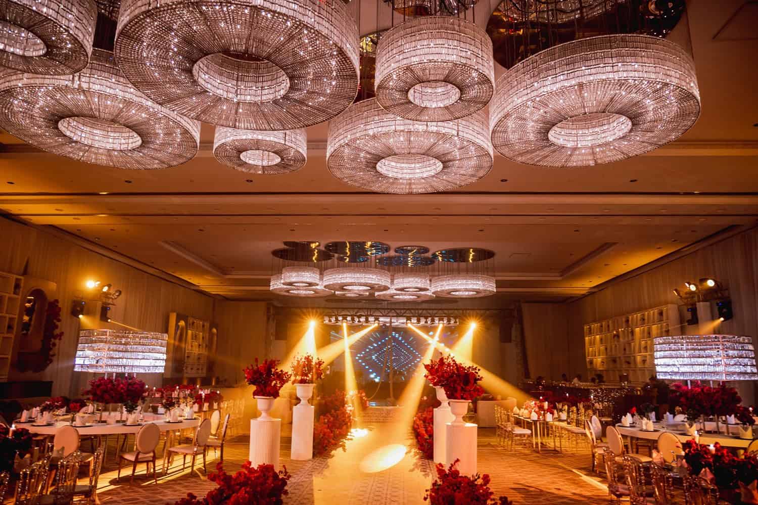 Floral designs are shifting towards exotic and modern arrangements The 2025 wedding playbook
Image courtesy: 7Vachan weddings