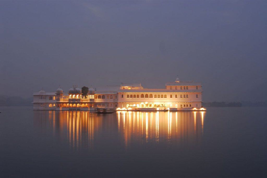 Taj Lake Palace, Udaipur ( source: Wikimedia Commons ) - Indian Unusual Architecture