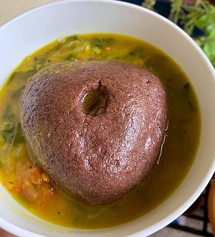 Ragi balls dipped in lentil greens curry. Image courtesy Maina Bosco via Wikimedia Commons