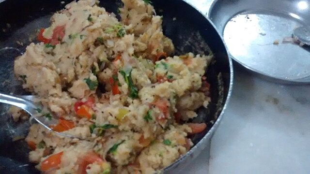 Karnataka breakfast: Delicious Rawa upma made with vegetables. Image courtesy Amit1112 via Wikimedia Commons