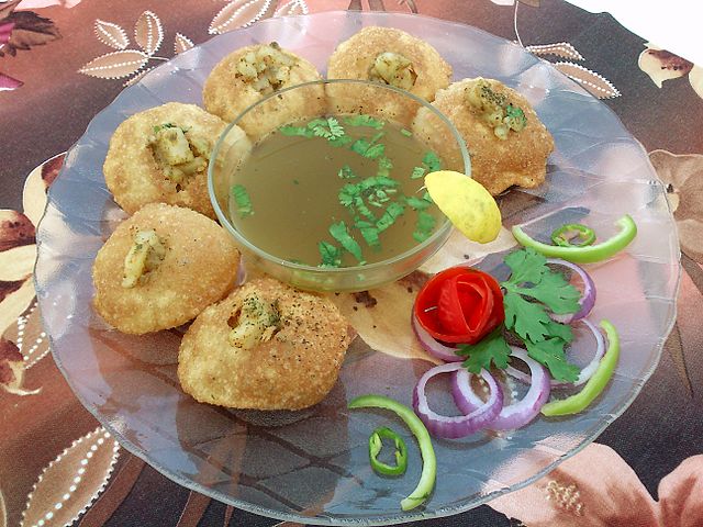 Crispy Pani Puri Chaat in Banaras Image courtesy Wikimedia Commons