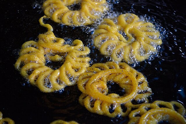 Frying Amriti - A take on Jalebi. Image courtesy Biswarup Ganguly via Flickr