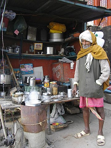 A typical tea stall in Banaras. Image courtesy Wikimedia Commons