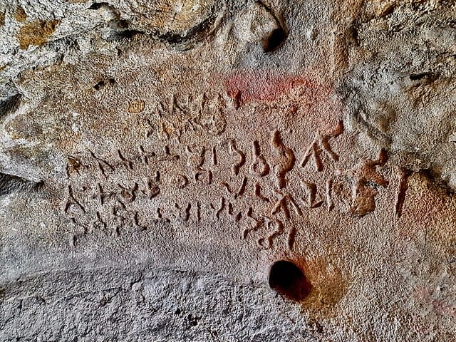 This is a 3rd-century to 2nd-century BCE site uphill, amidst Ramgarh hills (Ramgiri) in Chhattisgarh. The Jogimara cave is about 3 m x 1.8 m x 1.8 m. Inside is an inscription in Brahmi script of the early variety (c. 3rd century BCE). Image courtesy: Sarah Welch via Wikimedia Commons