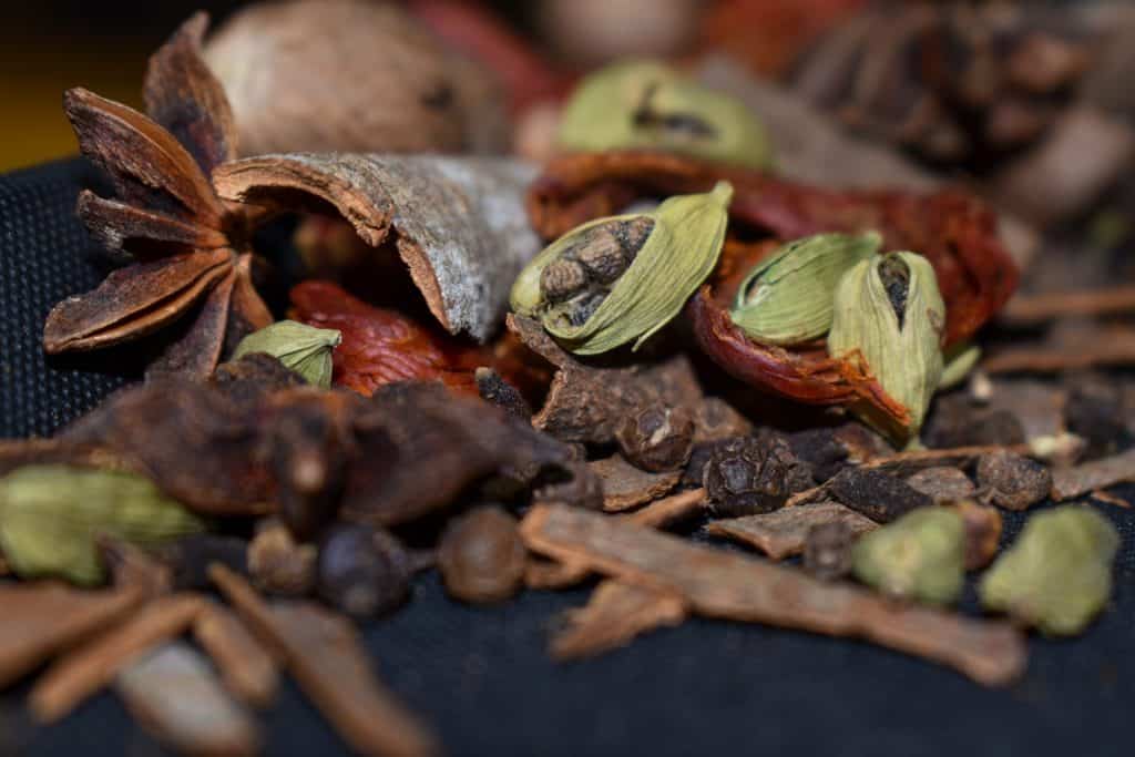 Popular spices added to chai to bring the typical masala chai flavour