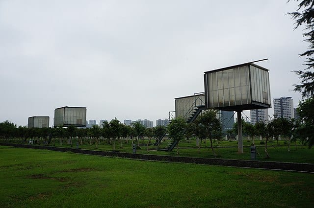 The Teahouse Community at Jinhua Architecture Park, Image courtesy: MNXANL. Originally designed by Liu Jiakun via Wikimedia Commons